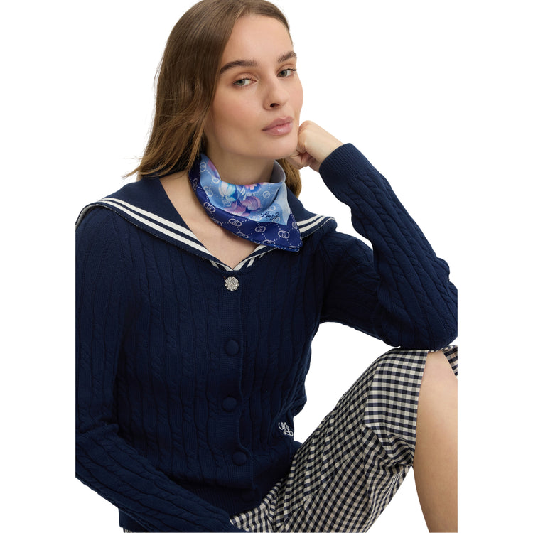Foulard Donna Celeste con angolo floreale su modella