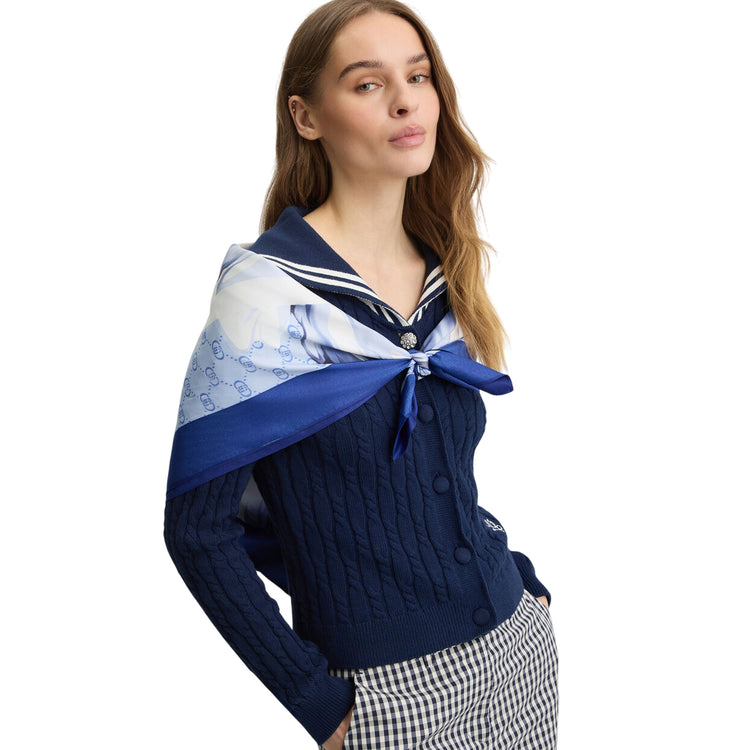 Foulard Donna in tessuto blu a fiori indossato da modella