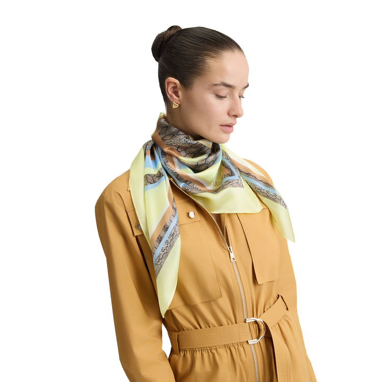 Foulard Donna in giallo con motivo pitonato su modella