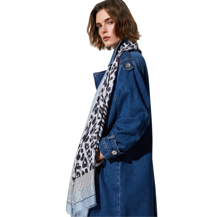 Foulard Donna con stampa animalier Celeste modella