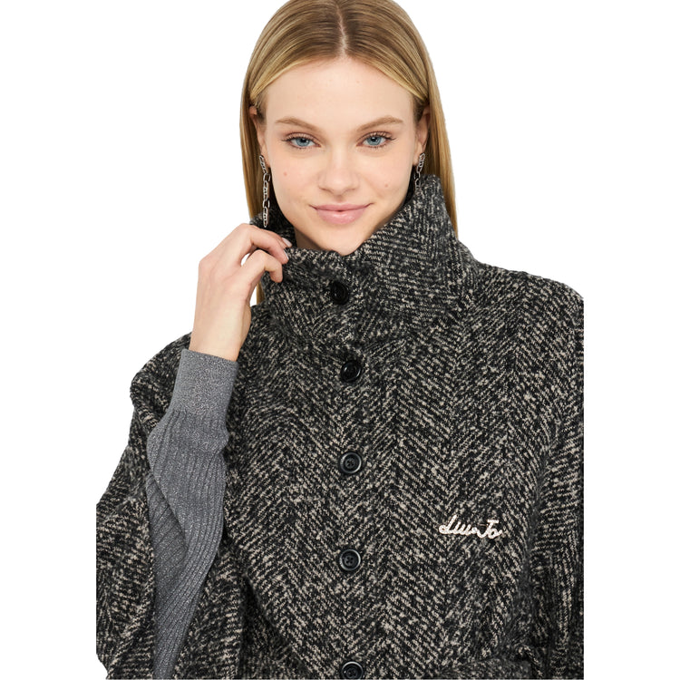 Poncho Donna con cintura in tessuto chevron modella frontale ravvicinata