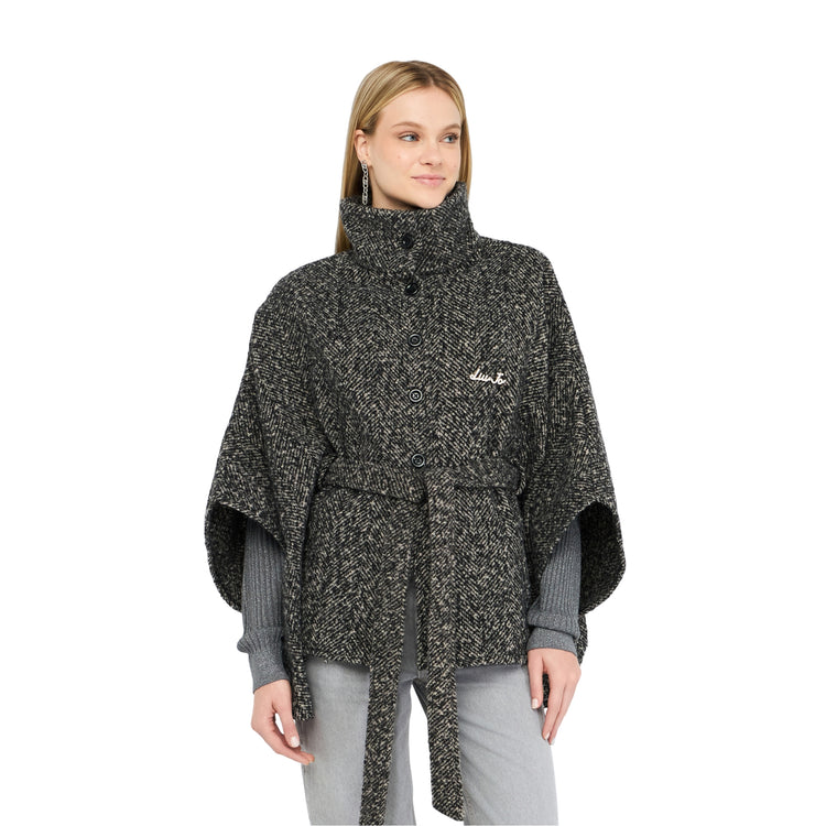 Poncho Donna con cintura in tessuto chevron modella frontale