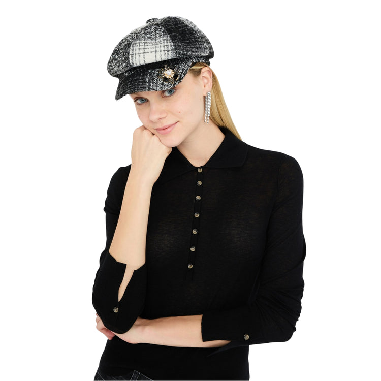 Cappello check Donna con spilla su modella