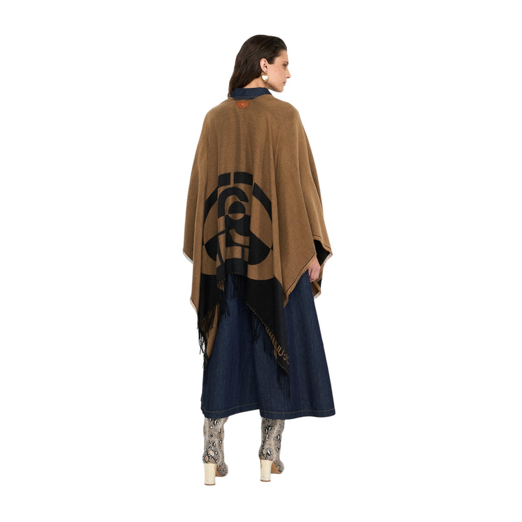 Acquista subito il Poncho Donna, in morbido tessuto, bordi con frange, patch logata sul retro, firmato LiuJo su Martini 900: vieni a scoprire tutta la collezione sul nostro sito