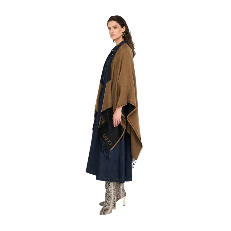 Acquista subito il Poncho Donna, in morbido tessuto, bordi con frange, patch logata sul retro, firmato LiuJo su Martini 900: vieni a scoprire tutta la collezione sul nostro sito