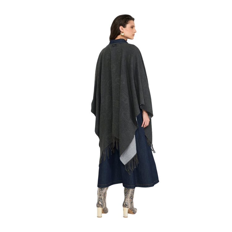 Poncho Donna con logo e frange Grigio modella retro