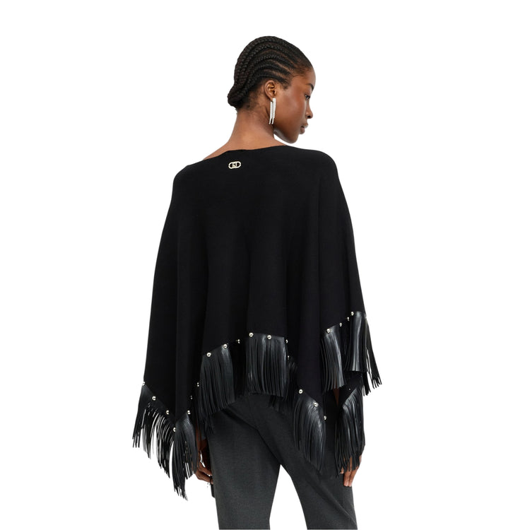 Poncho Donna Nero con frange e borchie modella retro