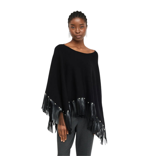 Poncho Donna Nero con frange e borchie modella frontale