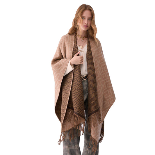 Poncho Donna con logo monogram all over beige, modella frontale