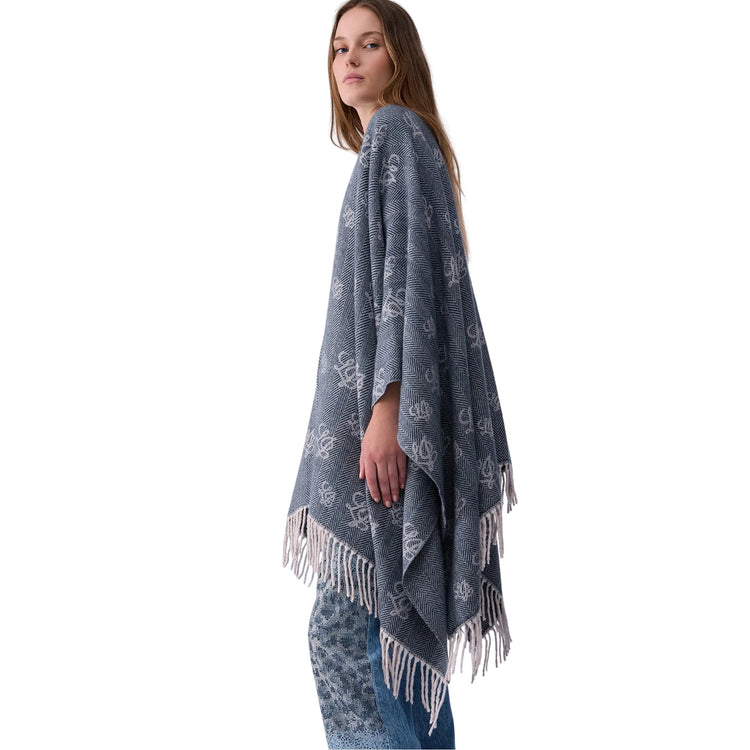 Poncho Donna con logo jacquard modella laterale