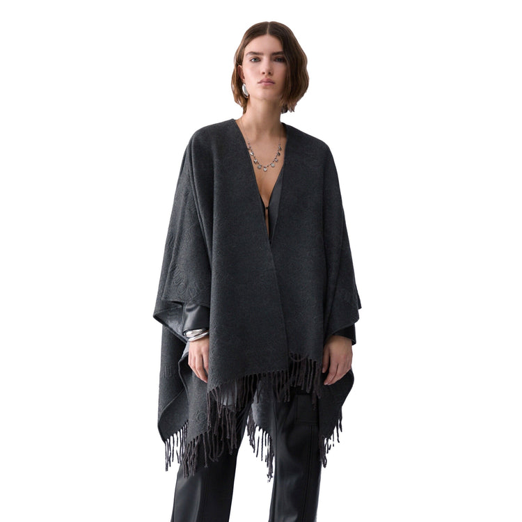 Poncho Donna con logo embossed sur ton grigio, modella frontale