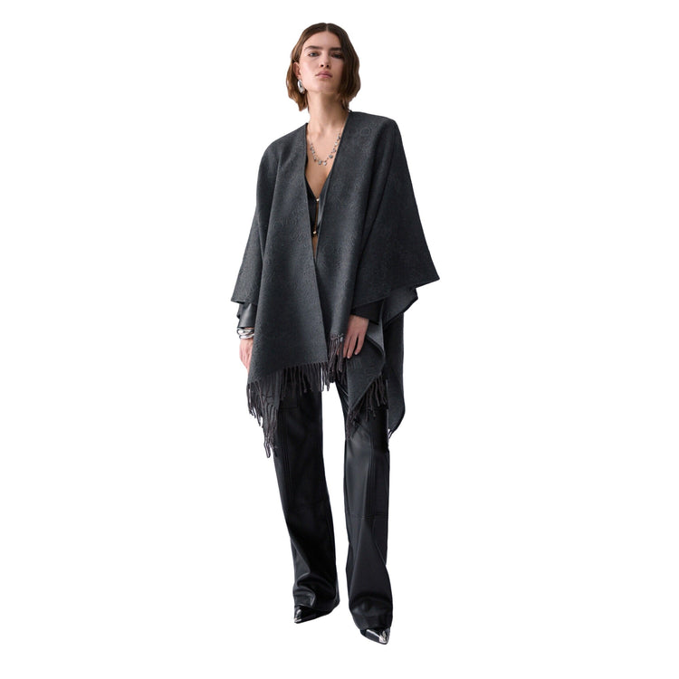 Poncho Donna con logo embossed sur ton grigio, modella frontale intera