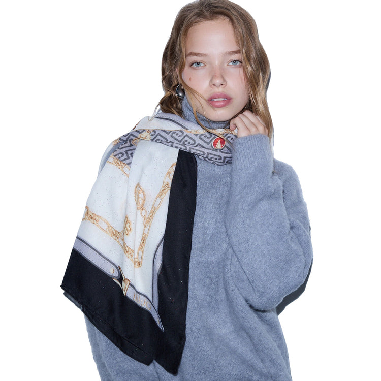 Foulard Donna con stampa charms Nero modella