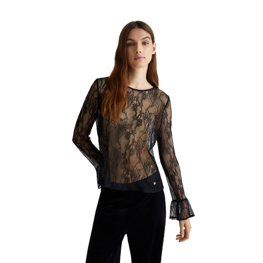 Modella con Blusa in pizzo nero Liu Jo