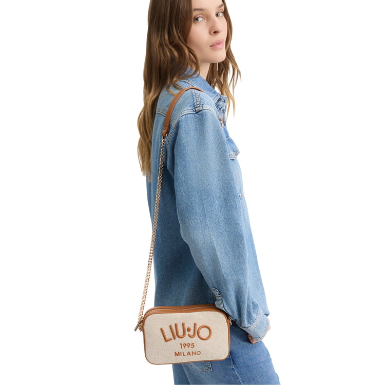 Borsa a tracolla Donna con logo ricamato su modella