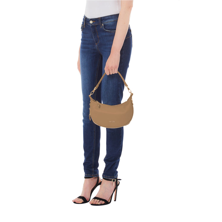 Borsa a spalla Donna a mezza luna bianca beige modella