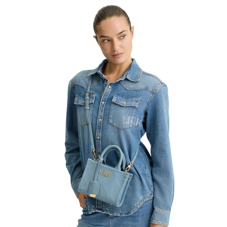 Mini Borsa donna con rombi a rilievo Celeste su modella