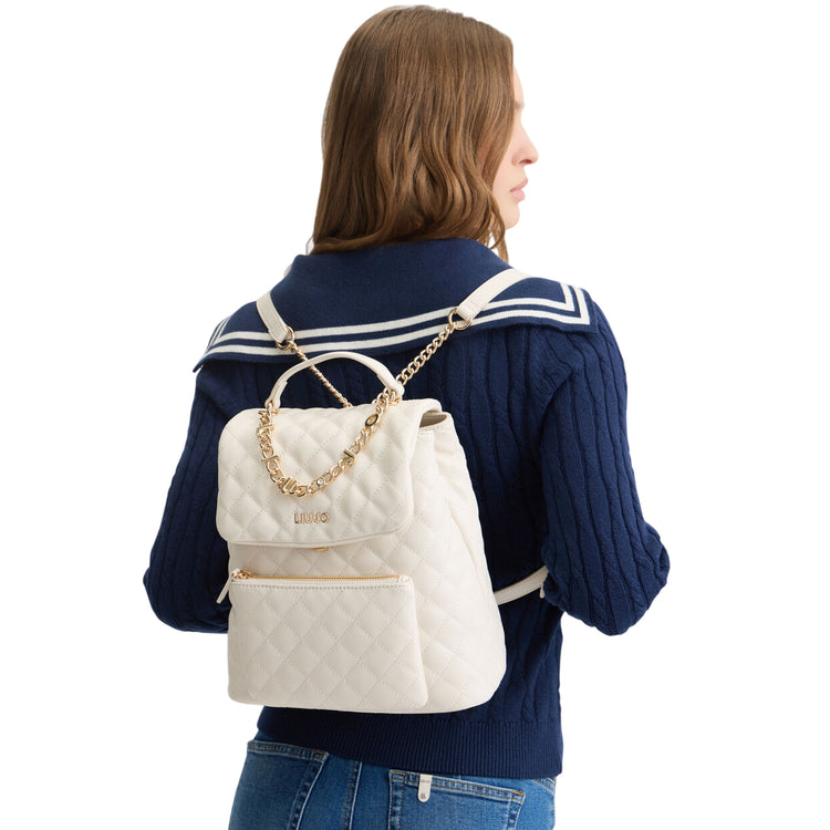 Zaino da Donna trapuntato bianco con catena su modella