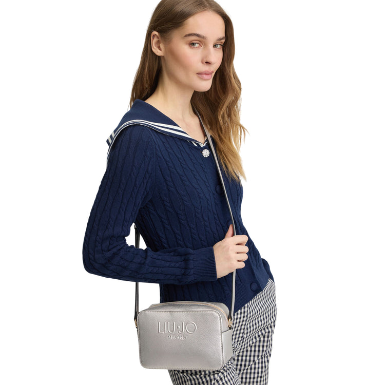 Borsa a tracolla Donna in ecopelle argento su modella