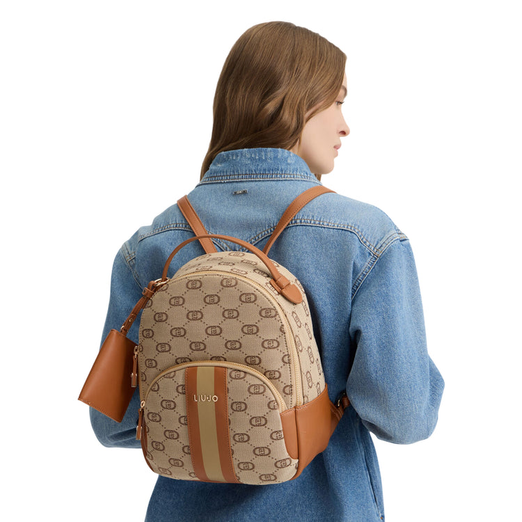 Zaino jacquard beige con pochette su modella