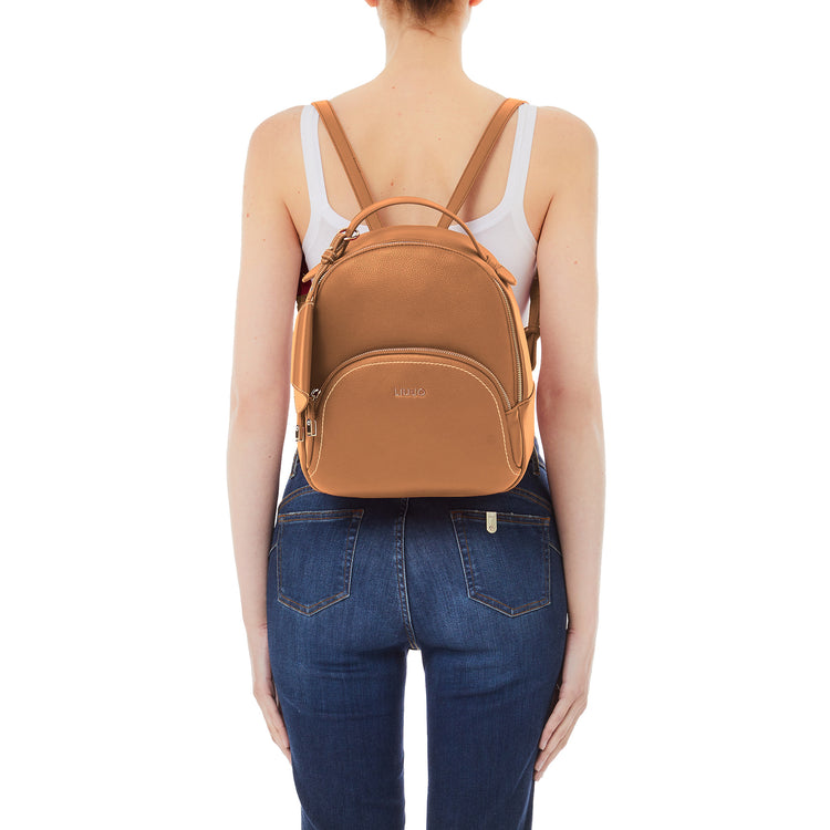 Zainetto Donna in similpelle con portamonete Marrone modella