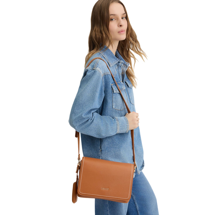 Borsa a tracolla da donna con pochette marrone su modella