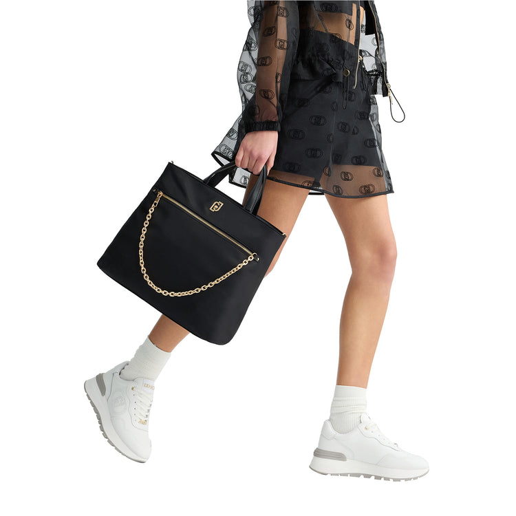 Borsa Donna a mano in nylon con catena Nero modella
