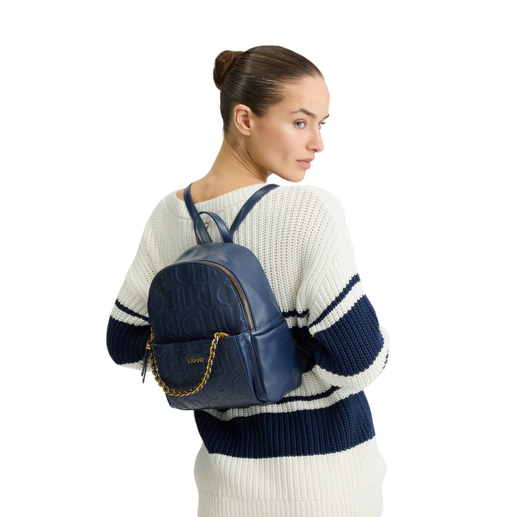 Zaino Blu Donna con logo a rilievo all over e catena su modella