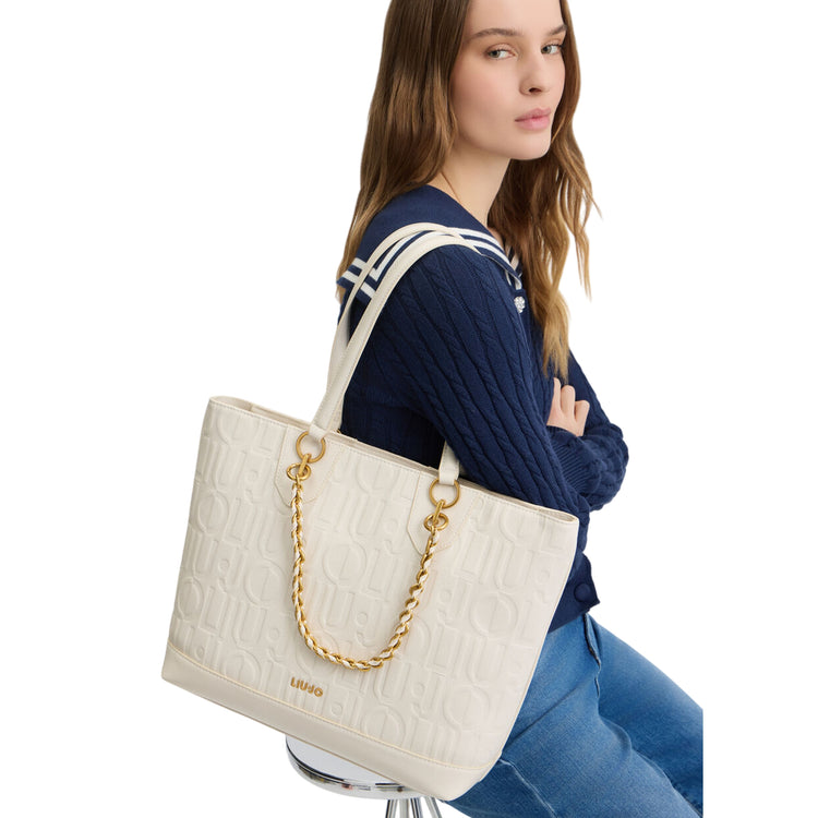 Borsa tote media Bianca da donna con catena decorativa su modella
