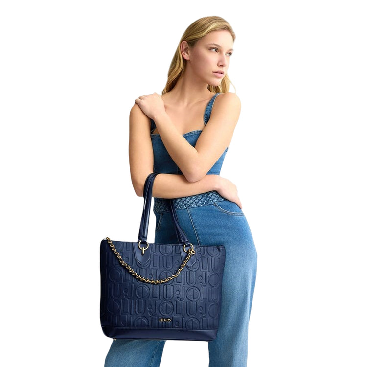 Borsa tote media Blu da donna con catena decorativa su modella