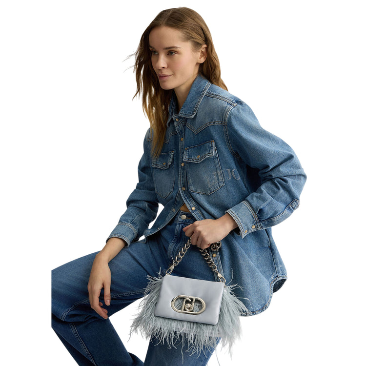 Borsa piccola a spalla LaPuffy con piume Celeste su modella