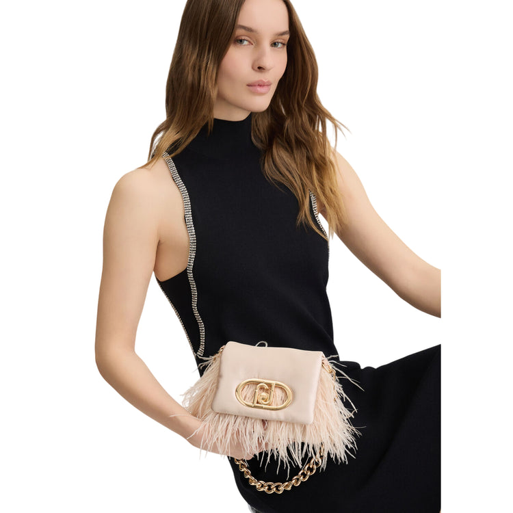 Borsa piccola a spalla LaPuffy con piume Rosa su modella