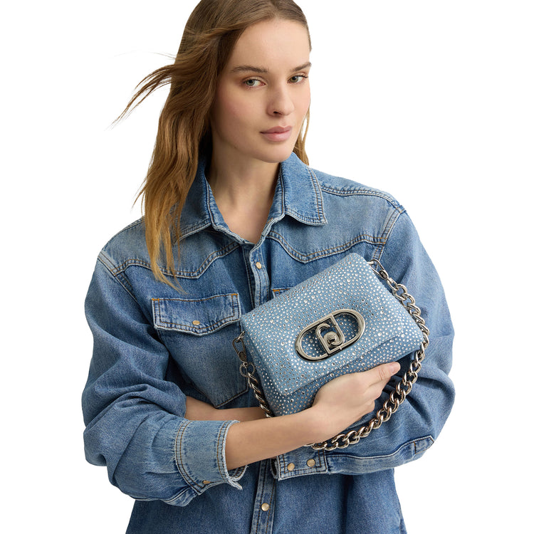 Borsa piccola a spalla LaPuffy in denim con strass modella