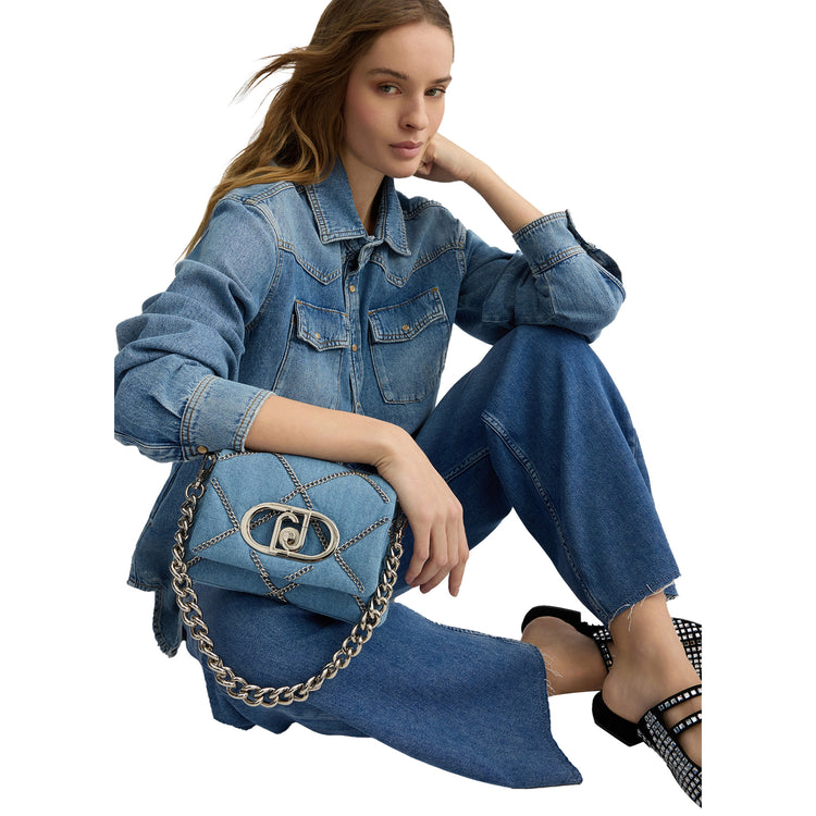 Borsa piccola LaPuffy da donna in denim con catene modella