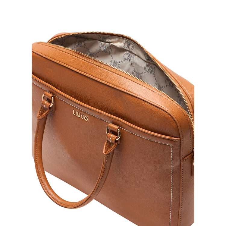 Borsa business con tracolla marrone ravvicinata