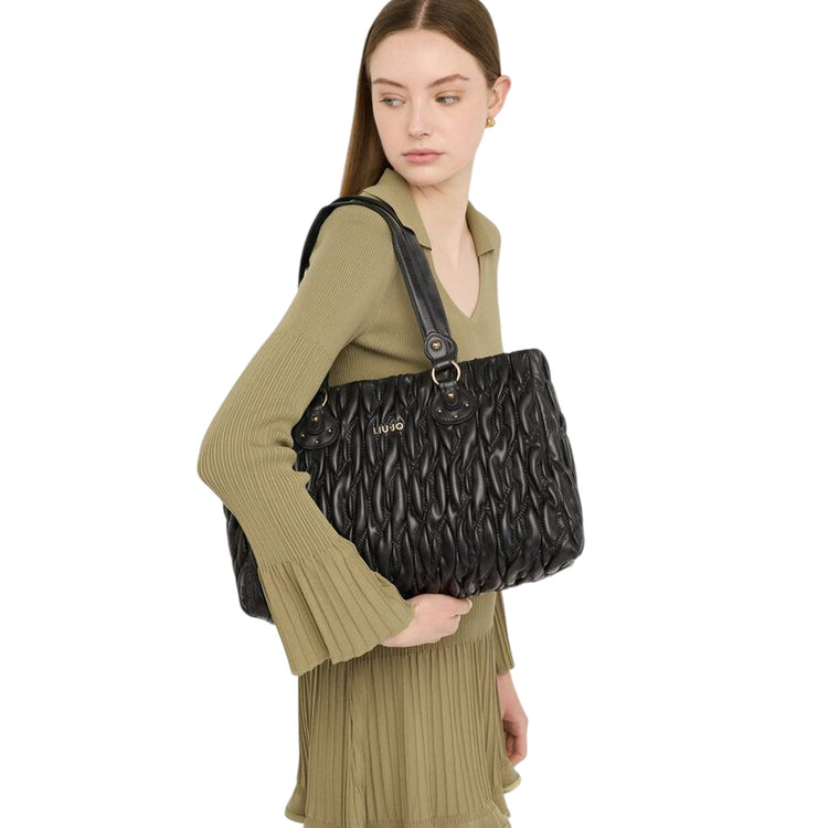 Shopping bag Donna media matelassé Nero su modella