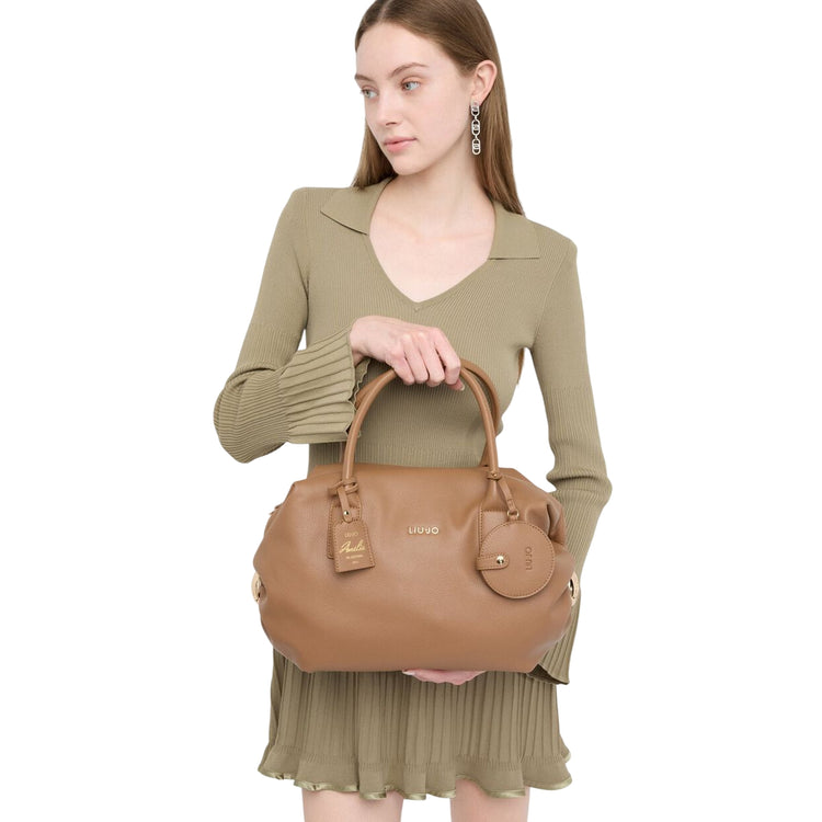 Borsa grande a bauletto con charm Marrone su modella
