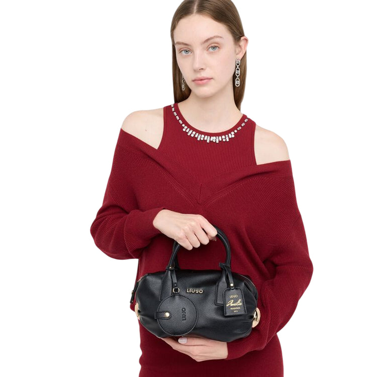 Borsa a mano piccola con charm Nero su modella