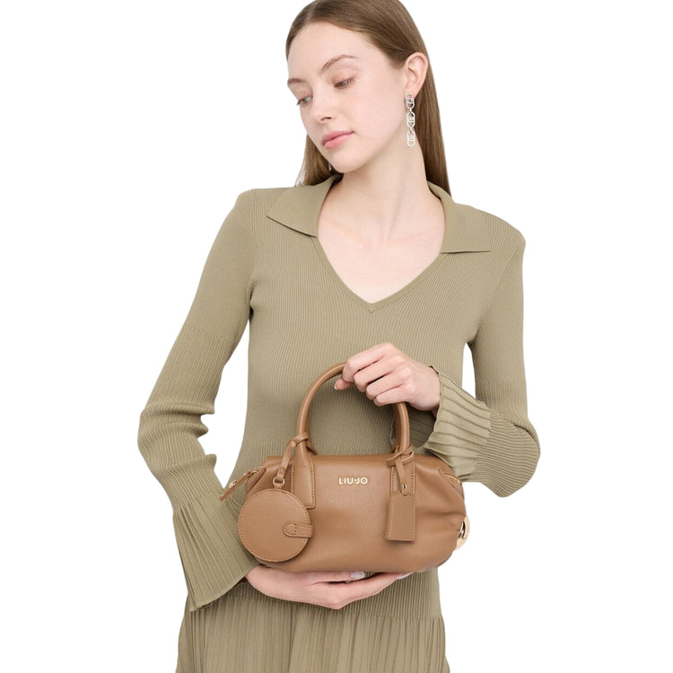 Borsa a mano piccola con charm Marrone su modella