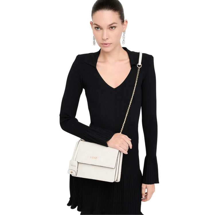 Borsa a tracolla con charm e logo all over su modella