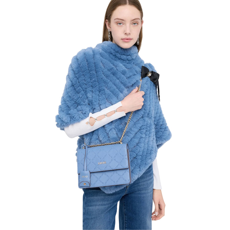 Borsa a tracolla con charm e logo all over Celeste modella