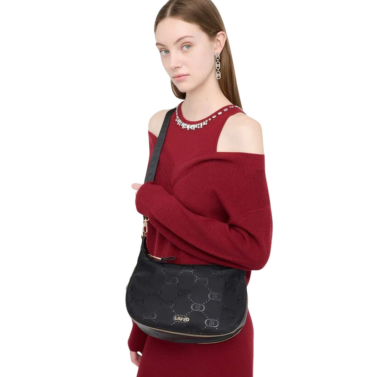 Borsa hobo media da donna in nylon logato su modella