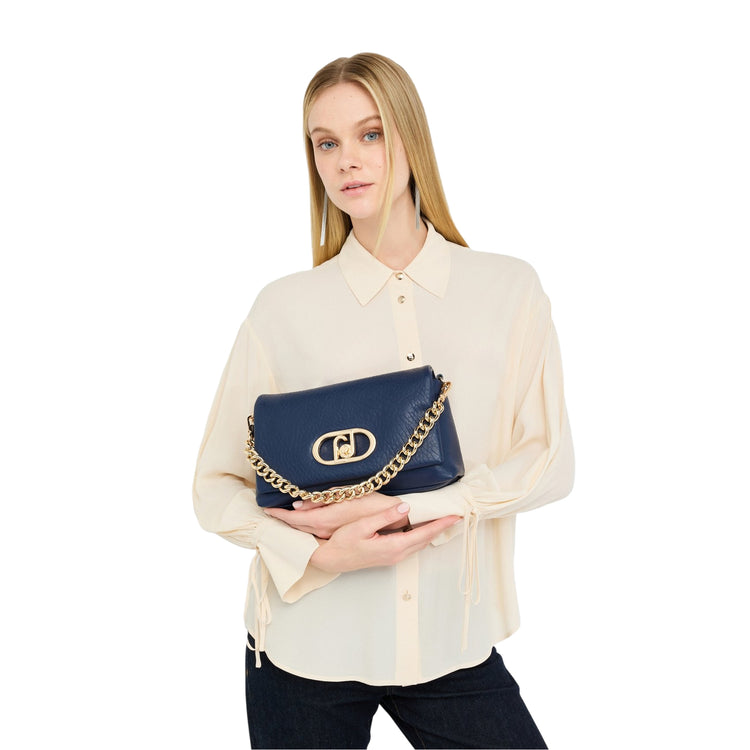 Borsa Donna media La Puffy Blu su modella