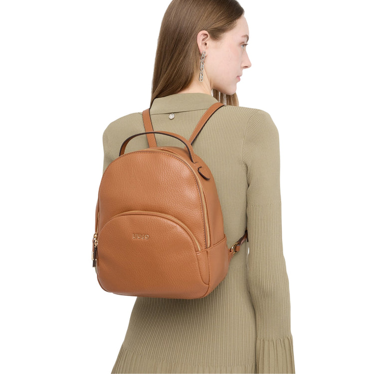 Zaino Donna effetto bottalato marrone su modella