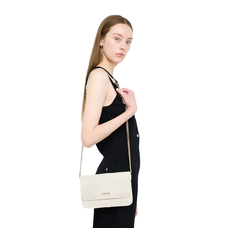 Borsa a tracolla piccola con logo a rilievo Bianco su modella