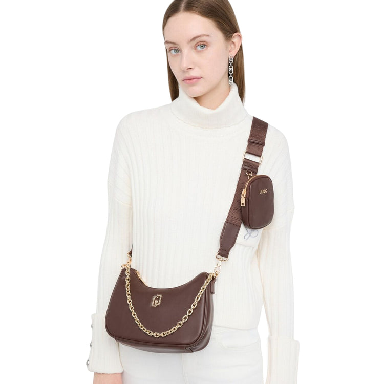 Borsa hobo piccola a tracolla marrone con catena modella