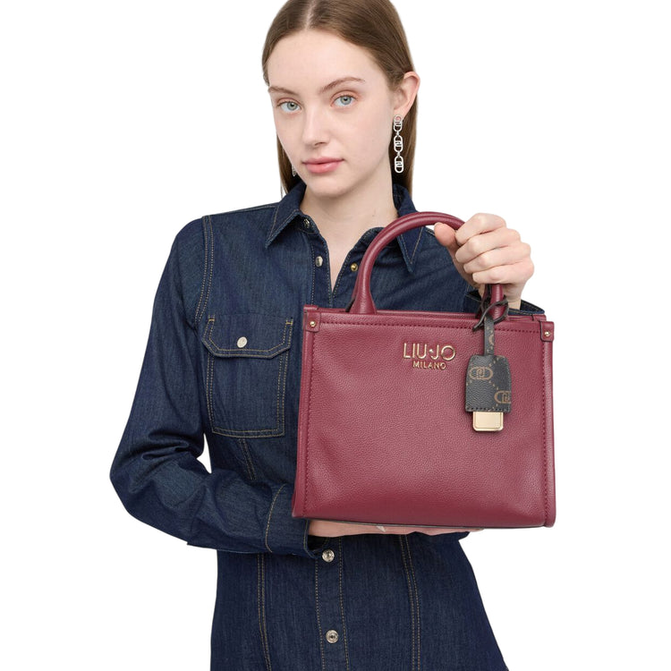 Borsa Donna piccola a mano con charm Rosso su modella