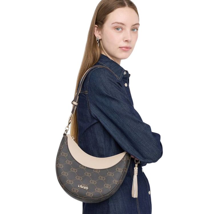 Borsa hobo media da donna con stampa logo su modella