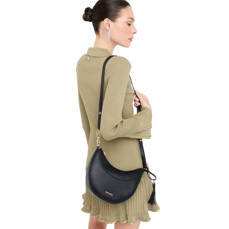 Borsa a spalla media da donna con charm Nero su modella
