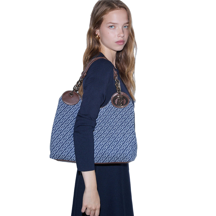 Borsa stachel media Donna effetto denim logato, modella
